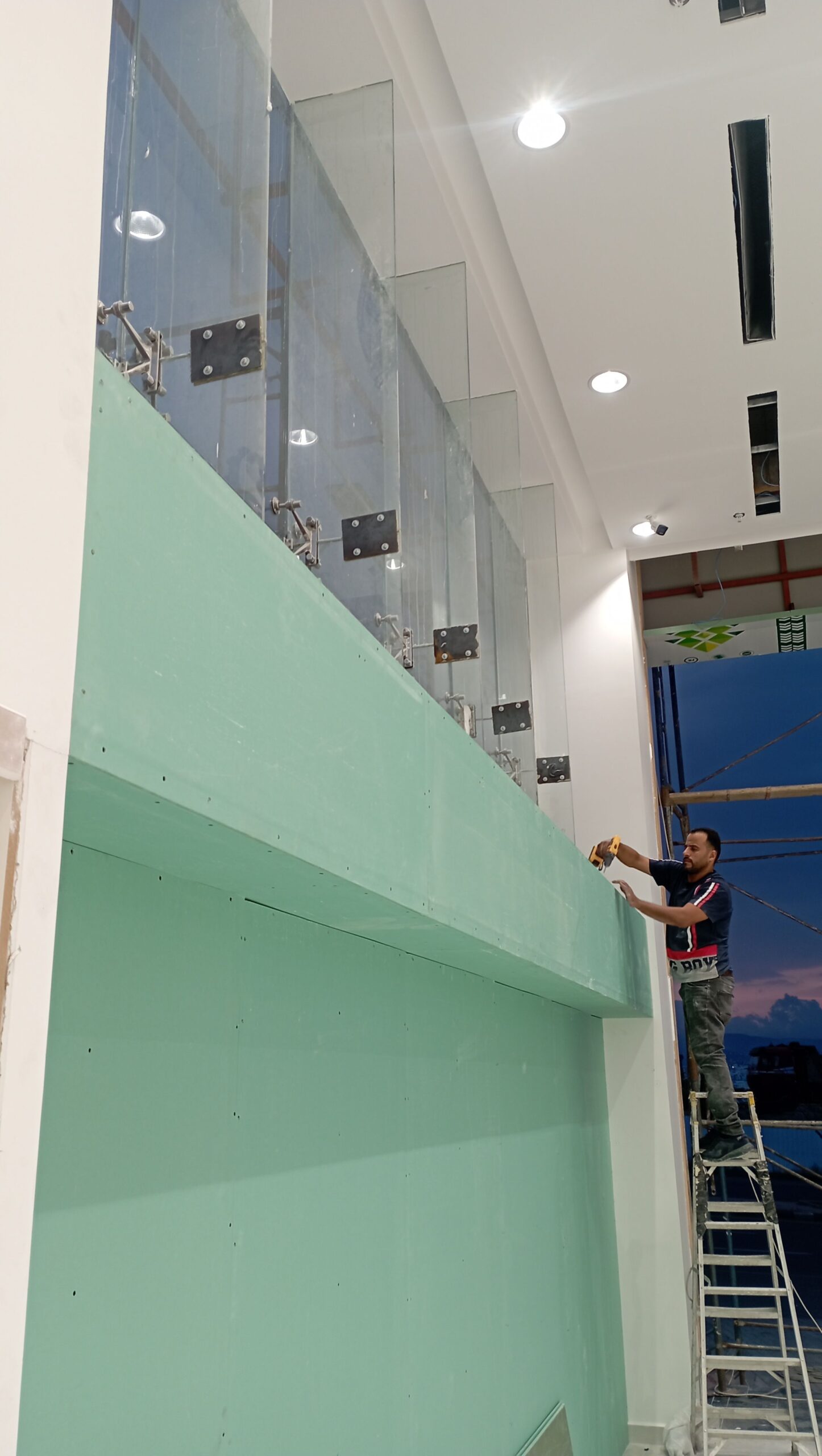 معلم جبس بورد اسمنت بورد وجميع انواع الديكور الداخ