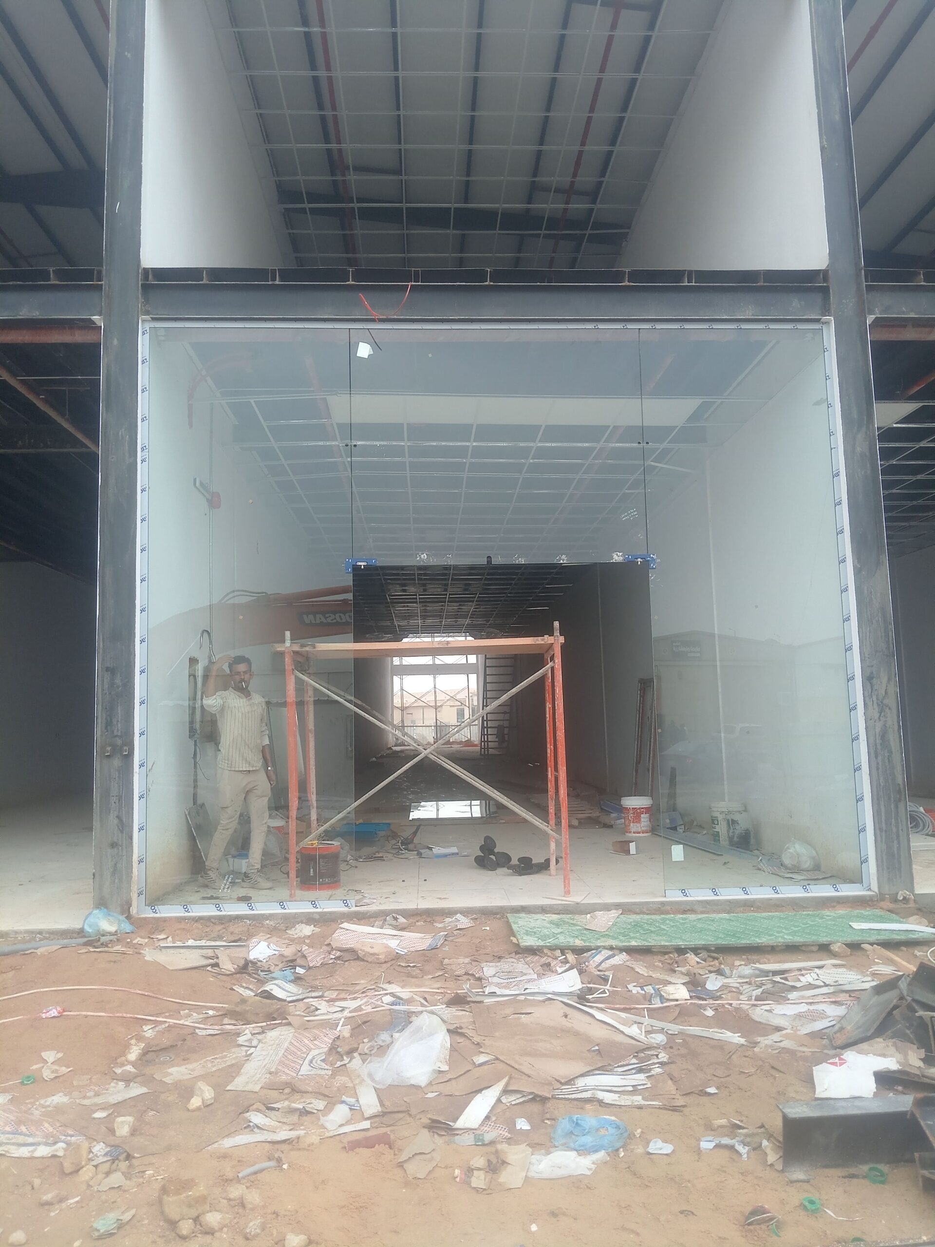 تركيب زجاج سكريت وتركيب شاورات وصيانه ابواب زجاج س