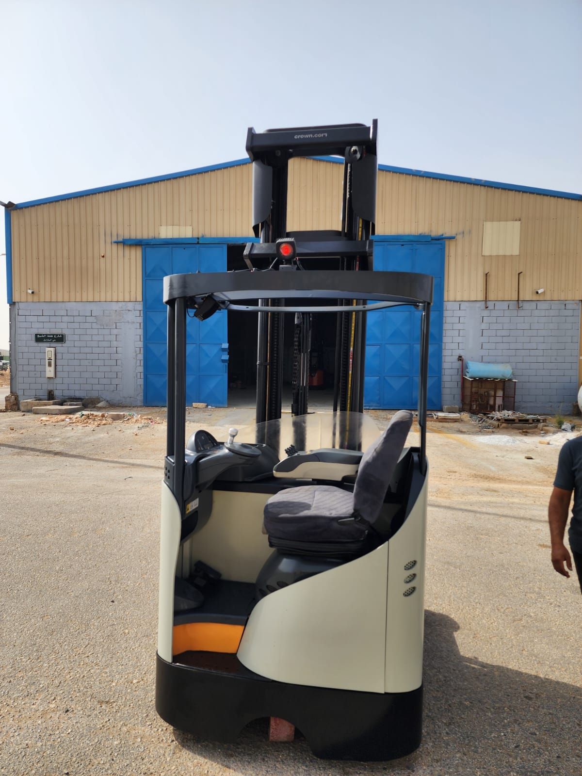 يوجد لدينا رافعات شوكية ريتش تراك كهرباء للايجار ا