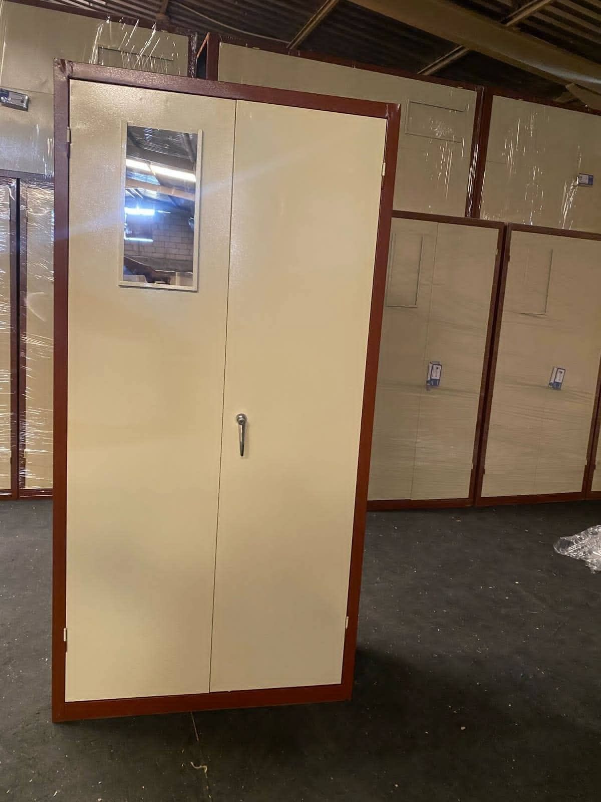 يوجد لدينا دوليب ٢باب جديد بجميع الألوان ٣٠٠ريال