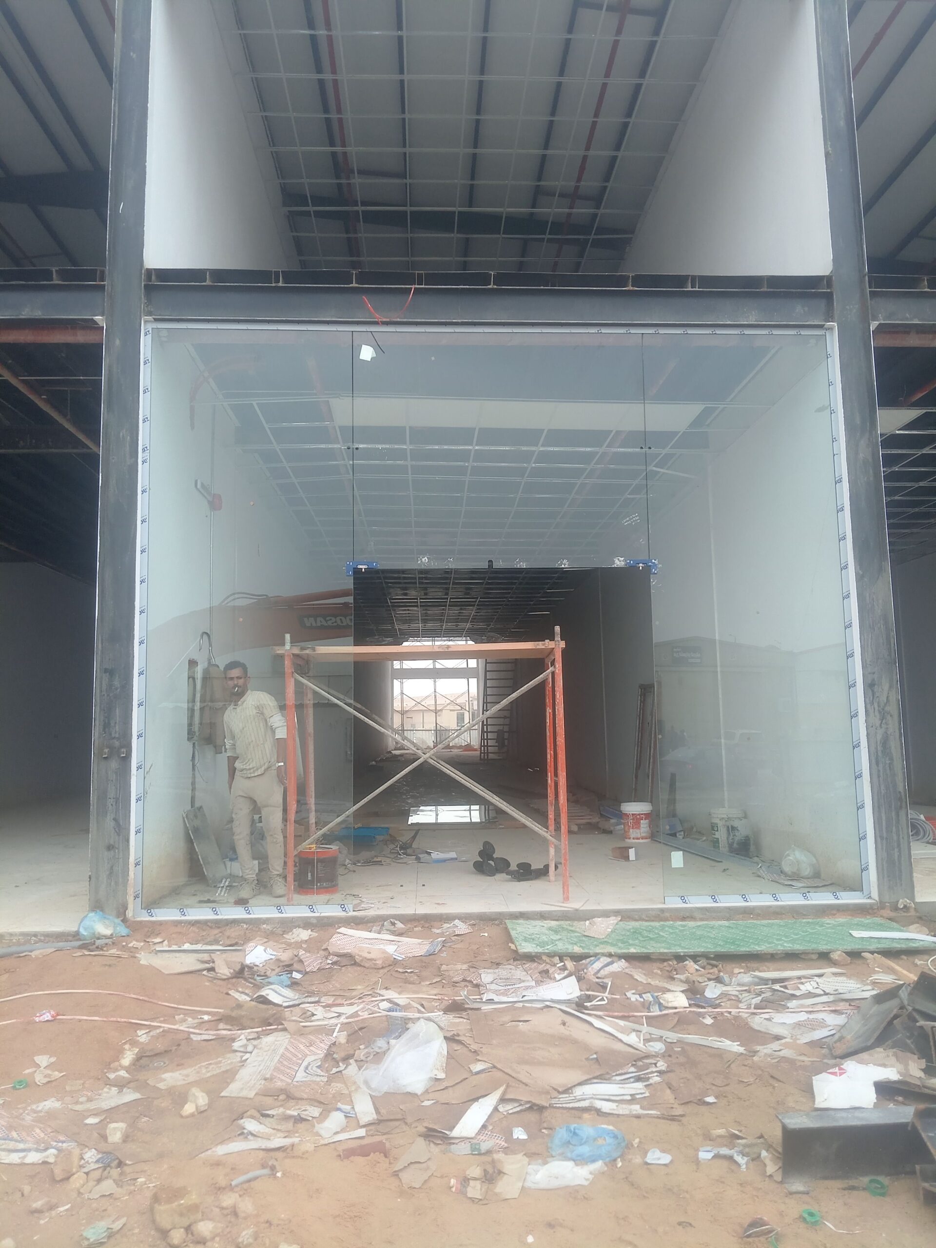 تركيب زجاج سكريت وتركيب شاورات وصيانه ابواب زجاج س