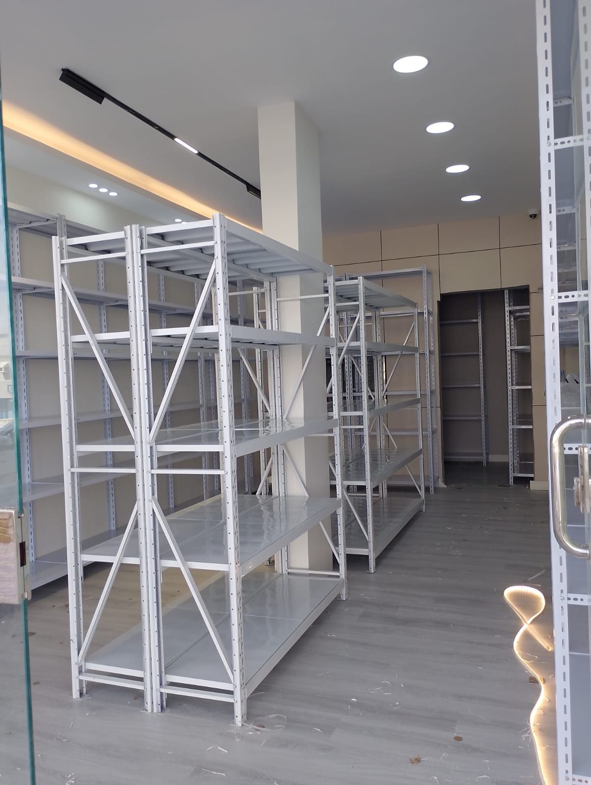 رفوف مستودع وسوبر ماركت طبليات عربيات سلات خضار