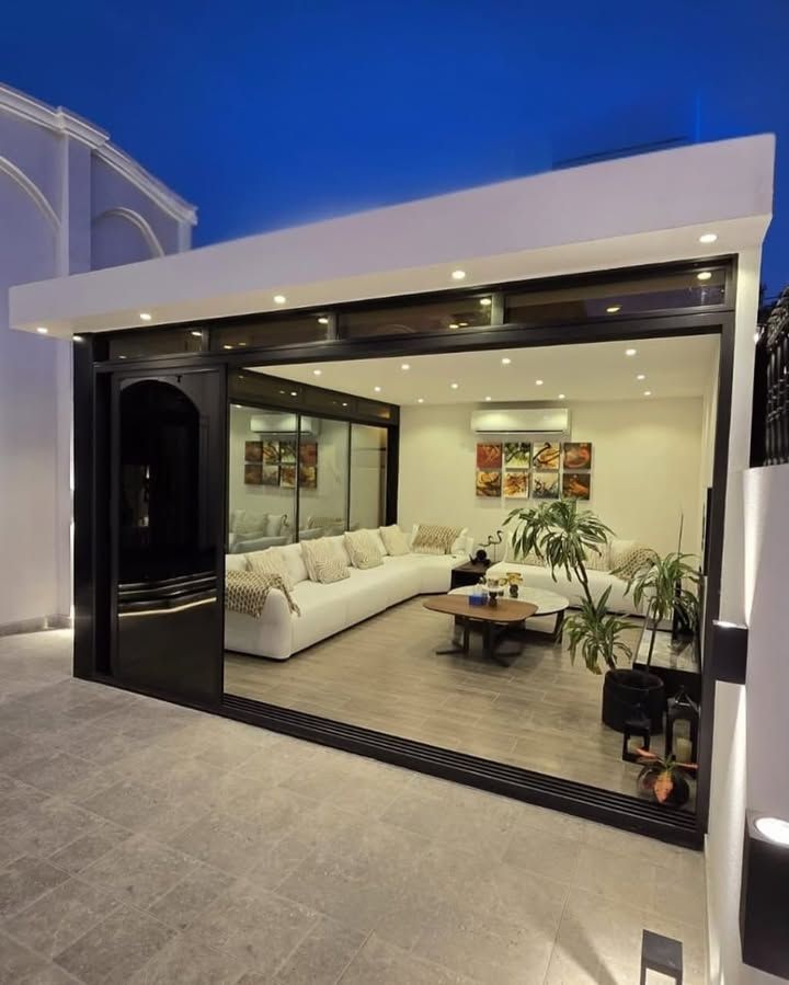 فني زجاج سكريت تركيب مكاتب واجهات صيانة ابواب زجاج