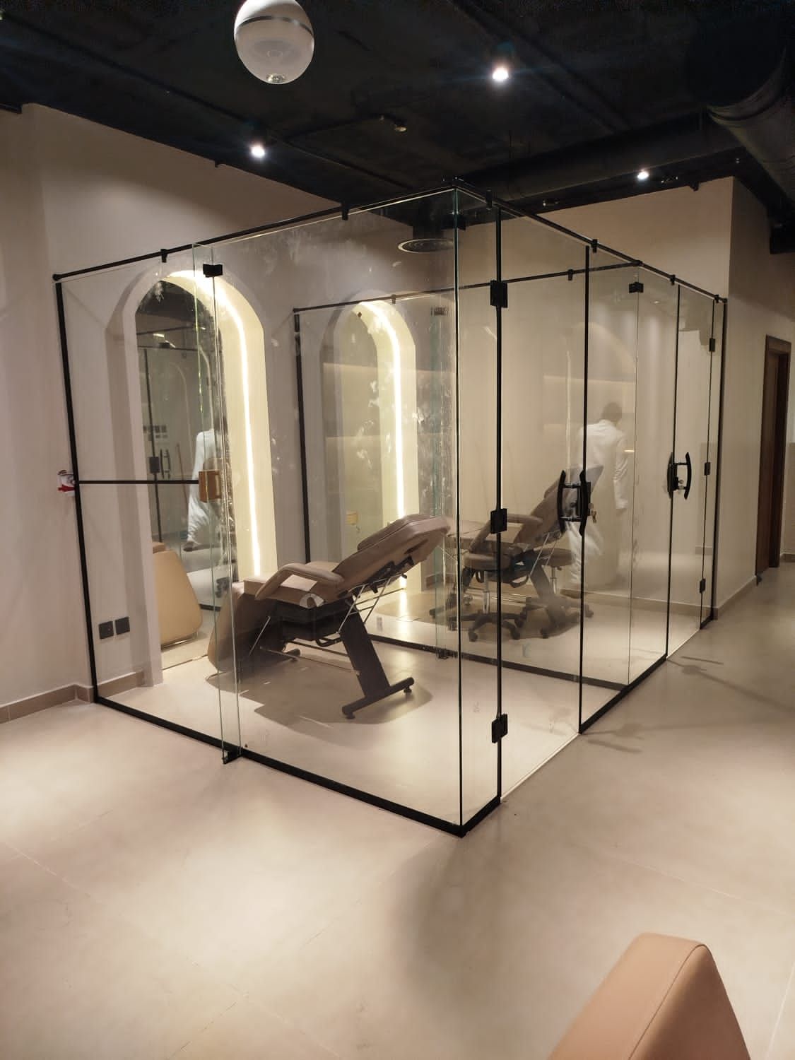 تركيب زجاج سكريت وتركيب شاورات وصيانه ابواب زجاج س