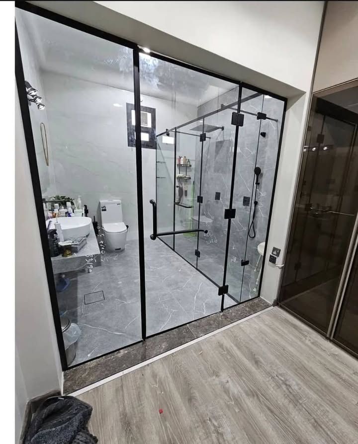 تركيب زجاج سكريت وتركيب شاورات وصيانه ابواب زجاج س