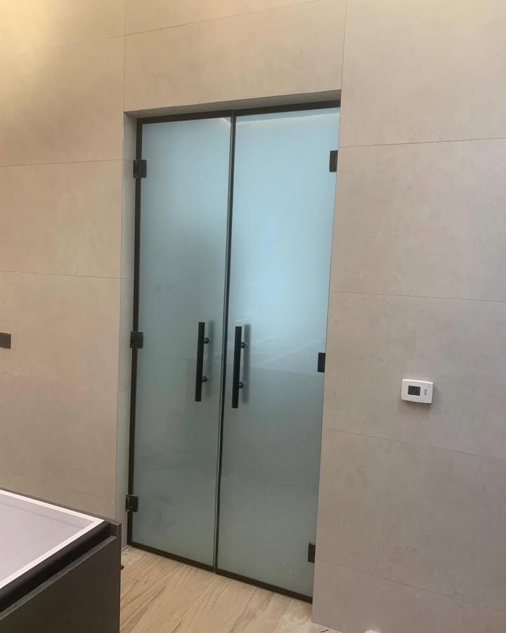 زجاج سكريت وتركيب شاورات وصيانه ابواب زجاج سكرت وا