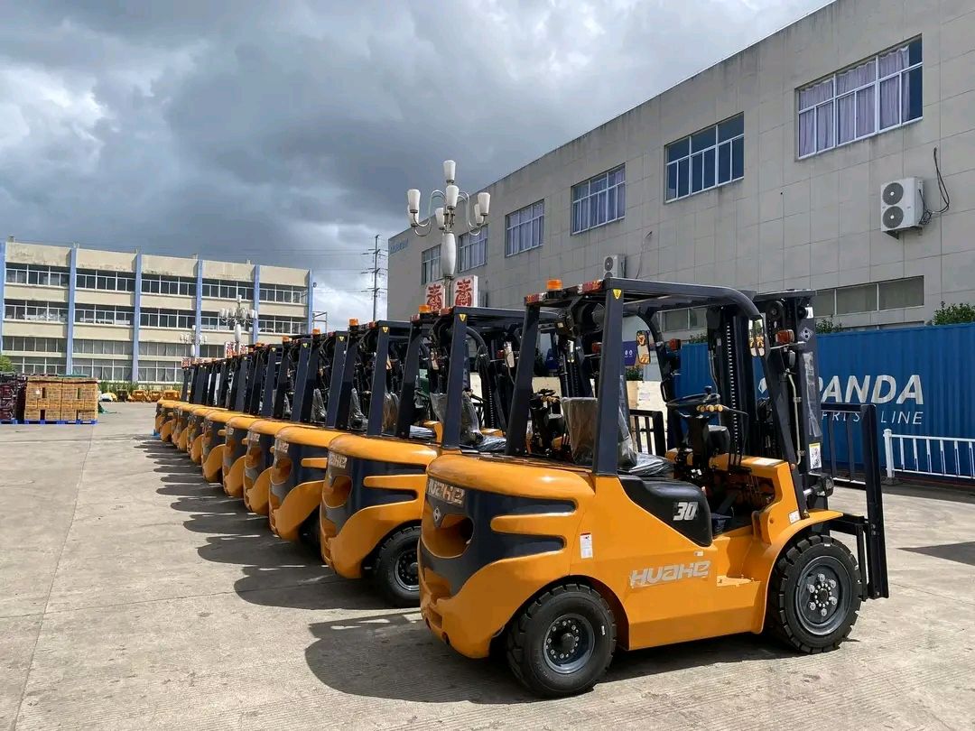 رافعات شوكيه وسيزرات ومان ليفت متوفرة للإيجار