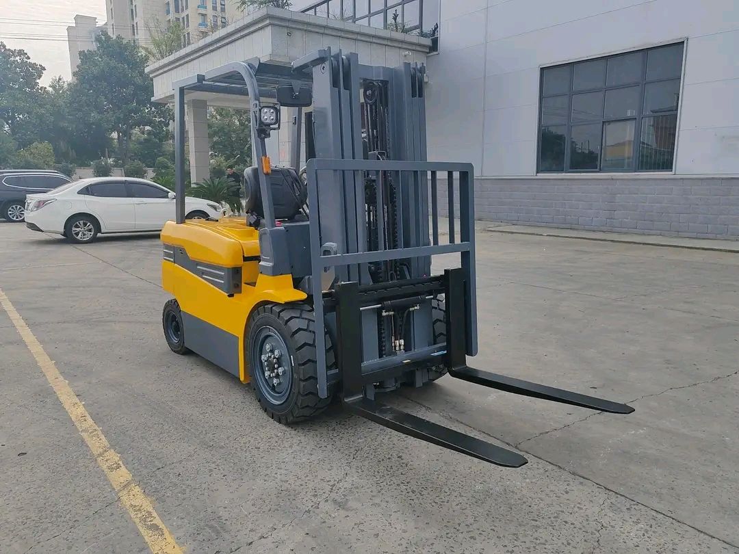 سيزرات ورافعات شوكيه للايجار ،، وكرينات وبوبكات وم