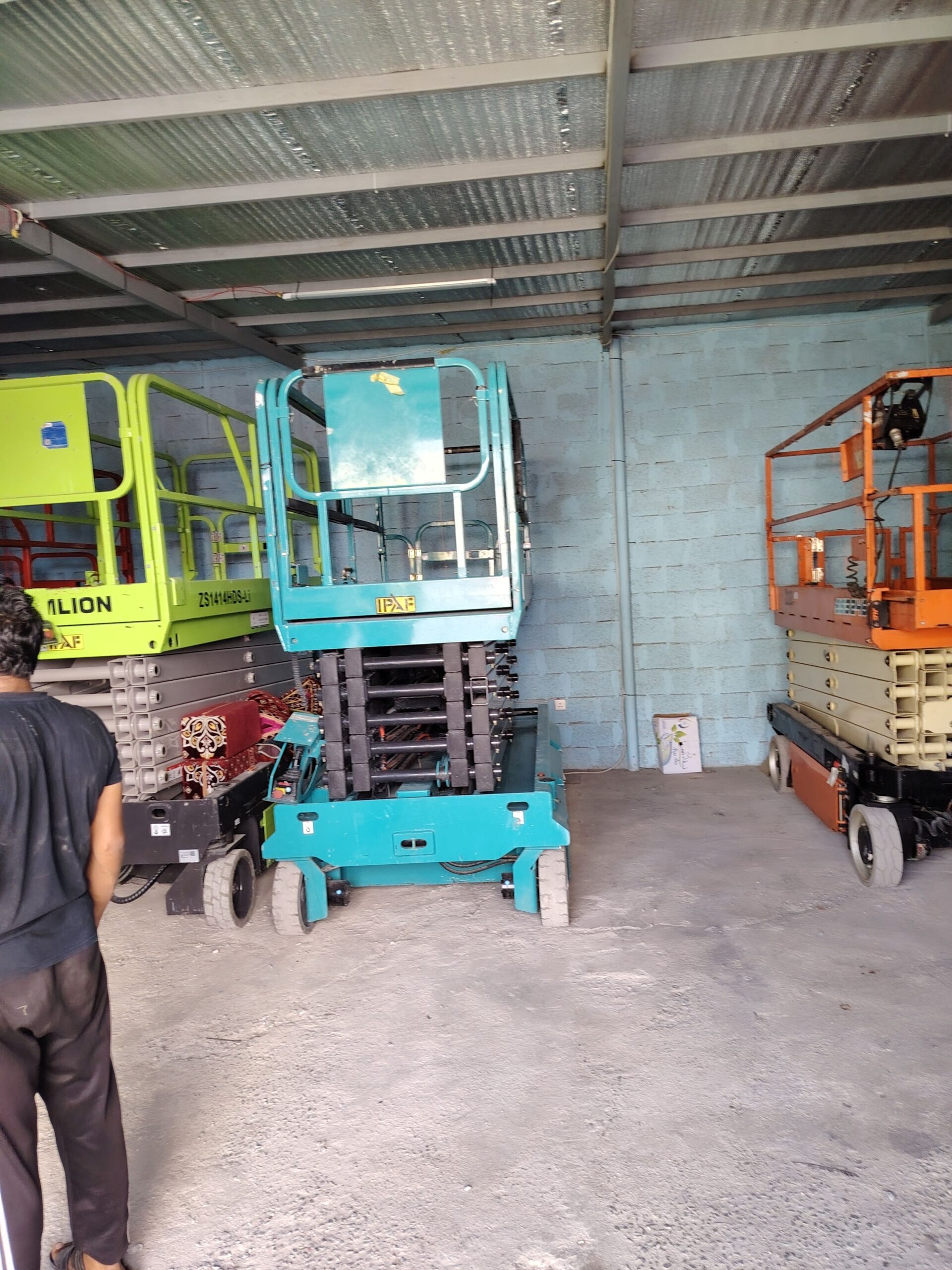 سيزرات ليفت متوفرة للايجار ورافعات شوكية متوفرة لل