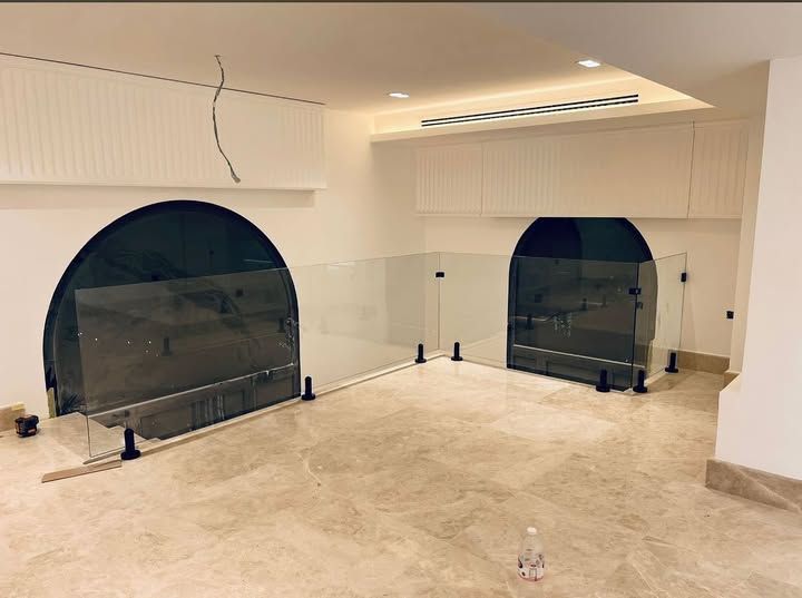 تركيب زجاج سكريت وتركيب واجهات واستيكر ومسابح والم