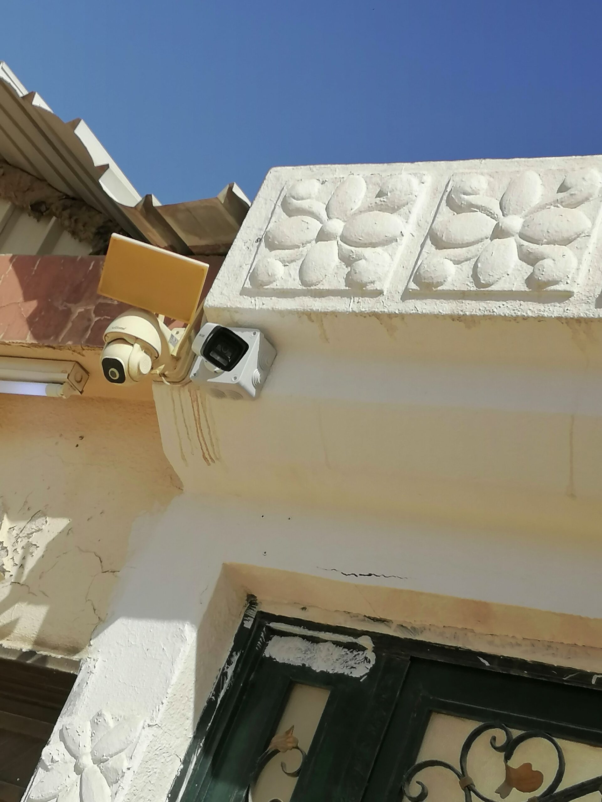 تركيب كاميرات المراقبة والتحكم والانتركوم