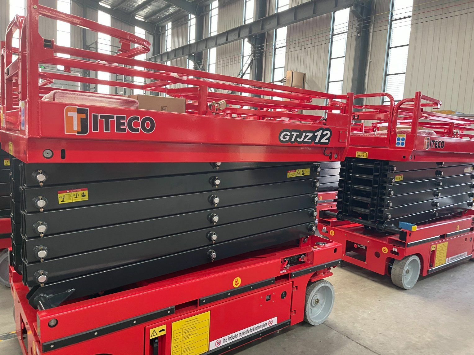 سيزر لفت للإيجار رافعة مقصية جميع المقاسات في الدم