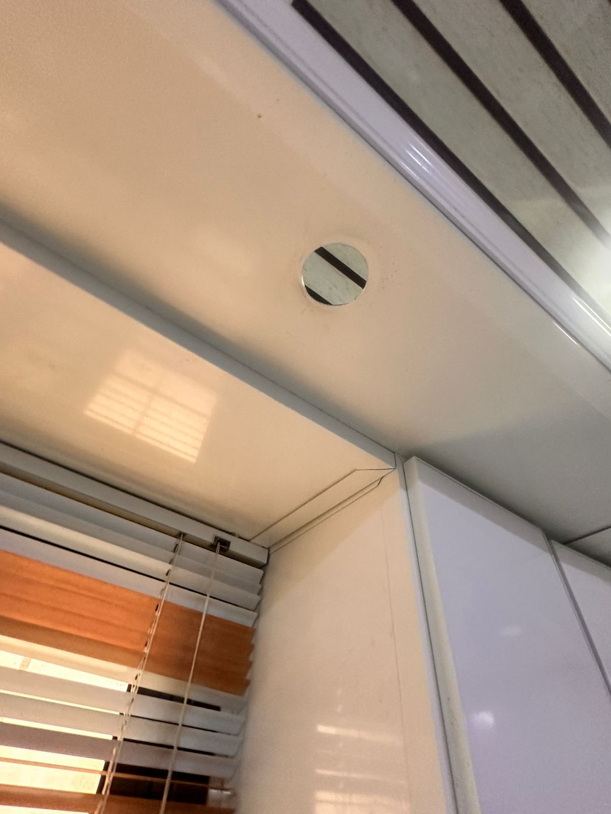 فني المنيوم ومطابخ فك وتركيب وصيانه جميع قطعات الل