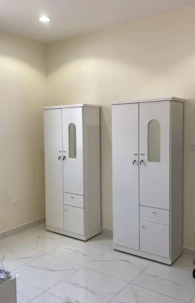 يوجد لدينا دوليب ٢باب جديد بجميع الألوان ٣٠٠ريال