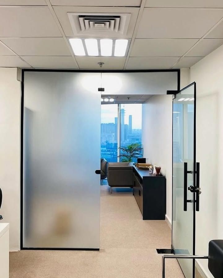 تركيب زجاج سكريت وتركيب شاورات وصيانه ابواب زجاج س