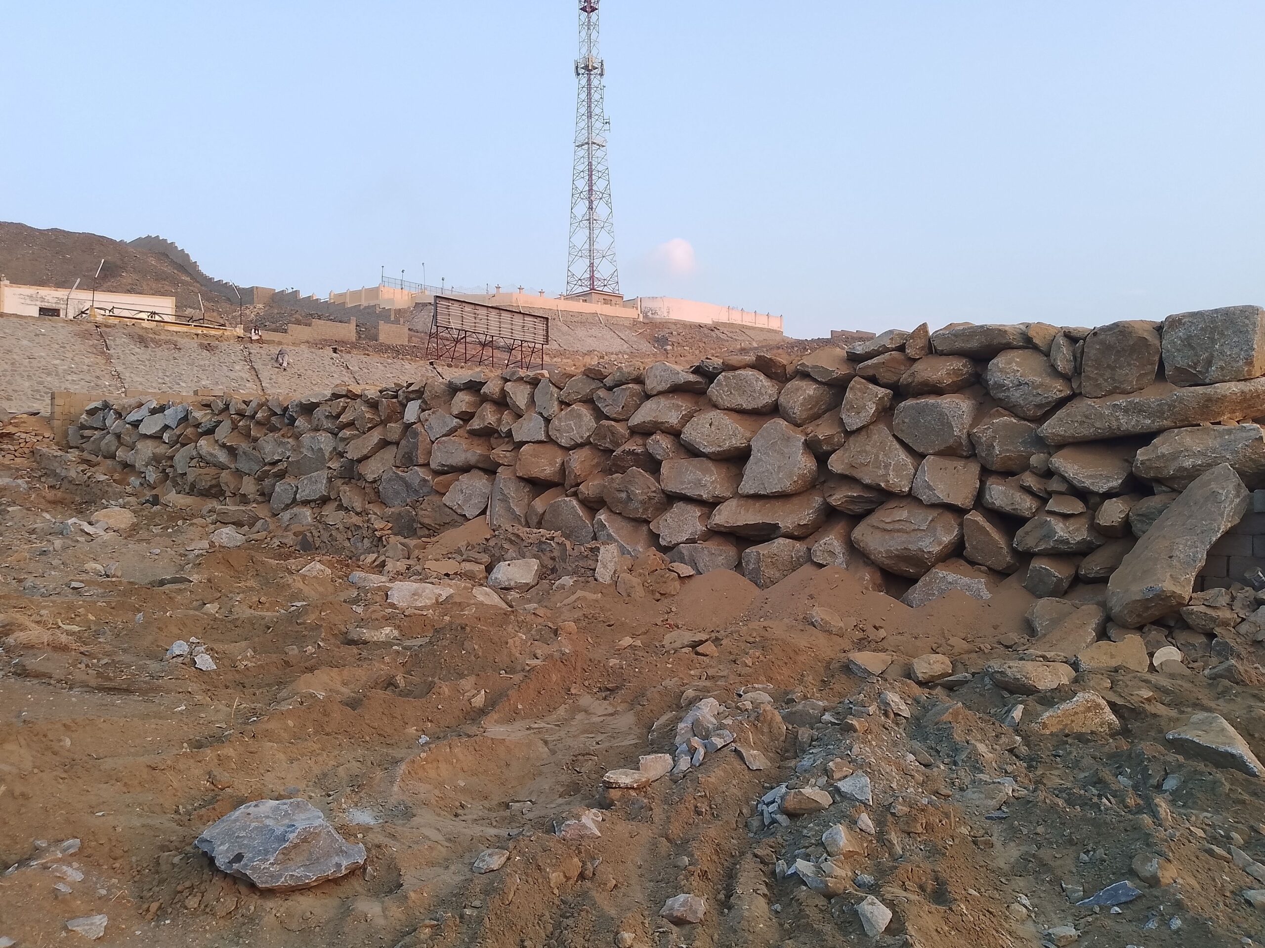 بنيام حجر قصه اراضي ربراب تكسير صخور