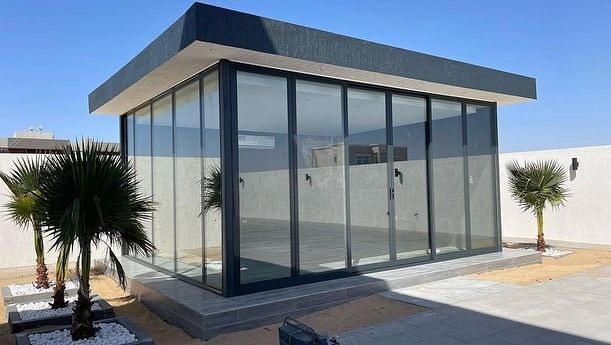 فني زجاج سكريت تركيب مكاتب واجهات صيانة ابواب زجاج