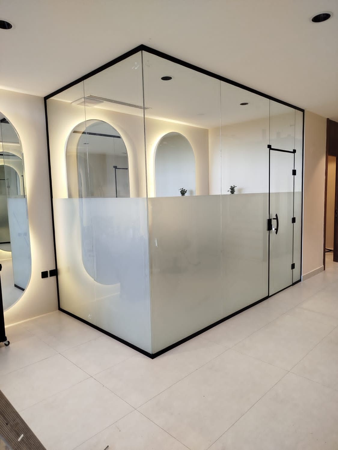 تركيب زجاج سكريت وتركيب شاورات وصيانه ابواب زجاج س