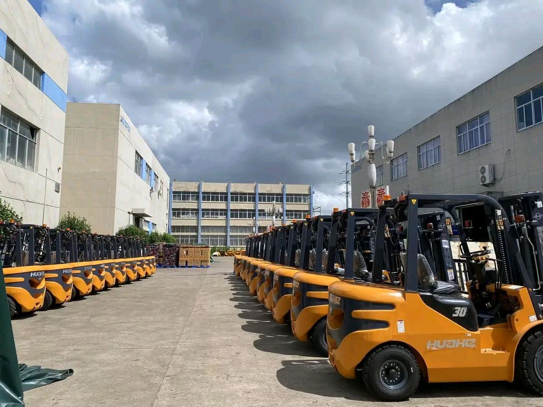 رافعات شوكيه وسيزرات ومان ليفت متوفرة للإيجار