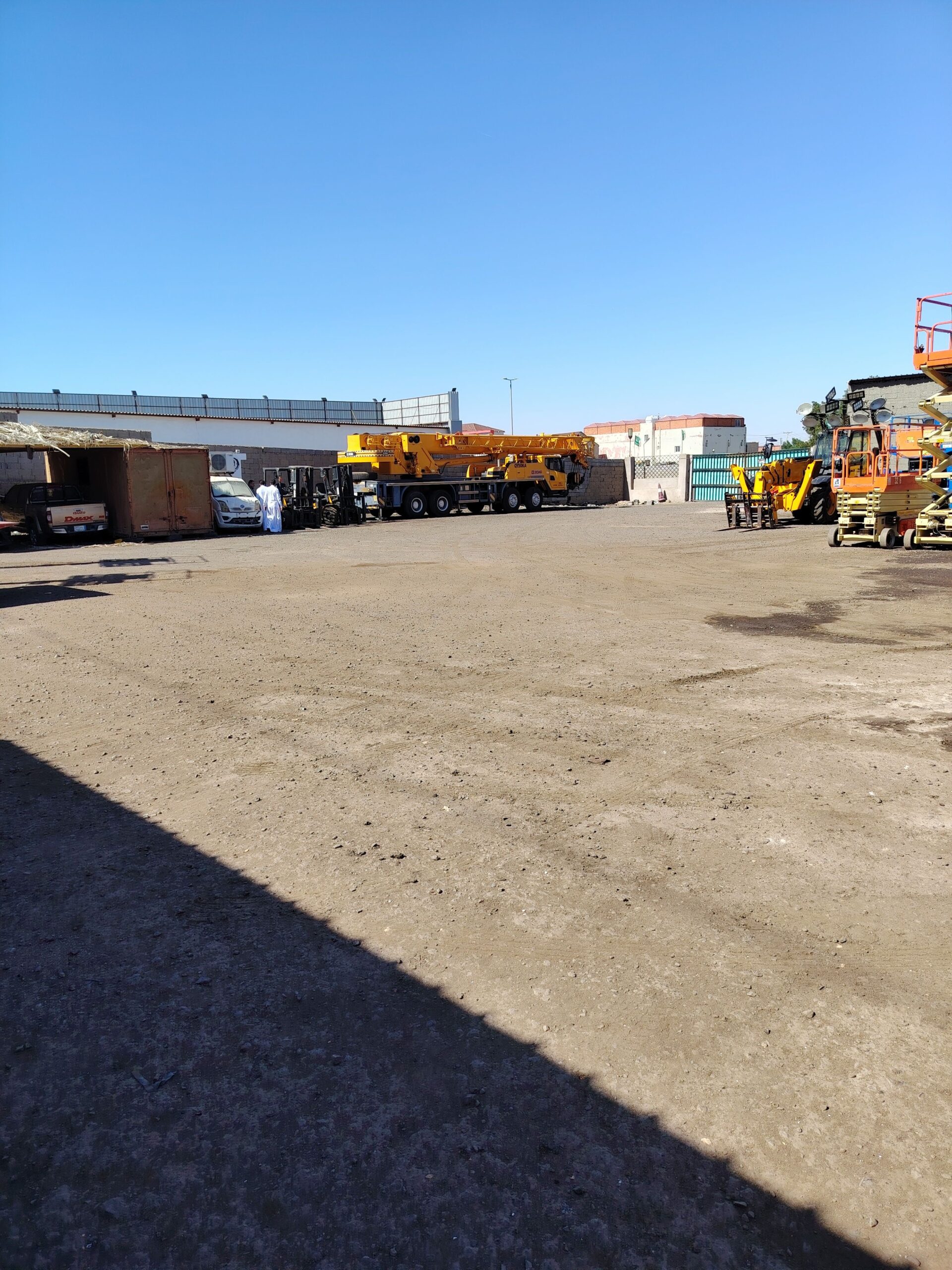 سيزرات ليفت متوفرة للايجار ورافعات شوكية متوفرة لل