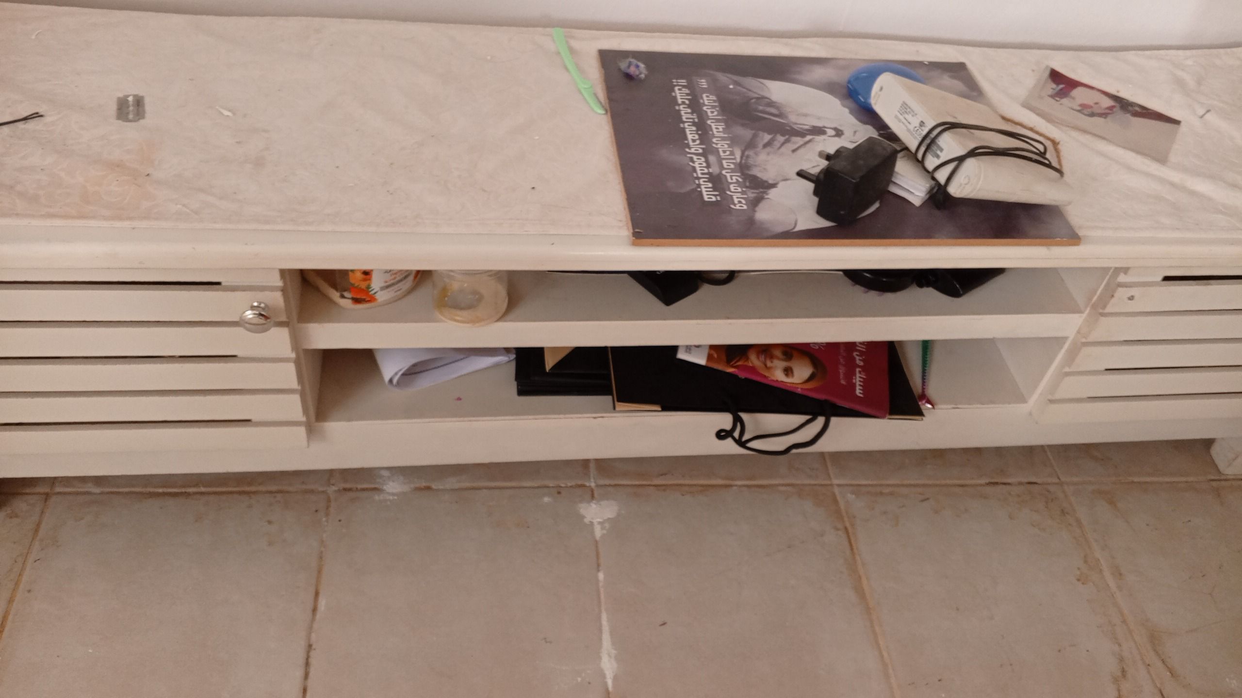 غرفه نوم تسريحه وسرير ومكتب التلفزيون