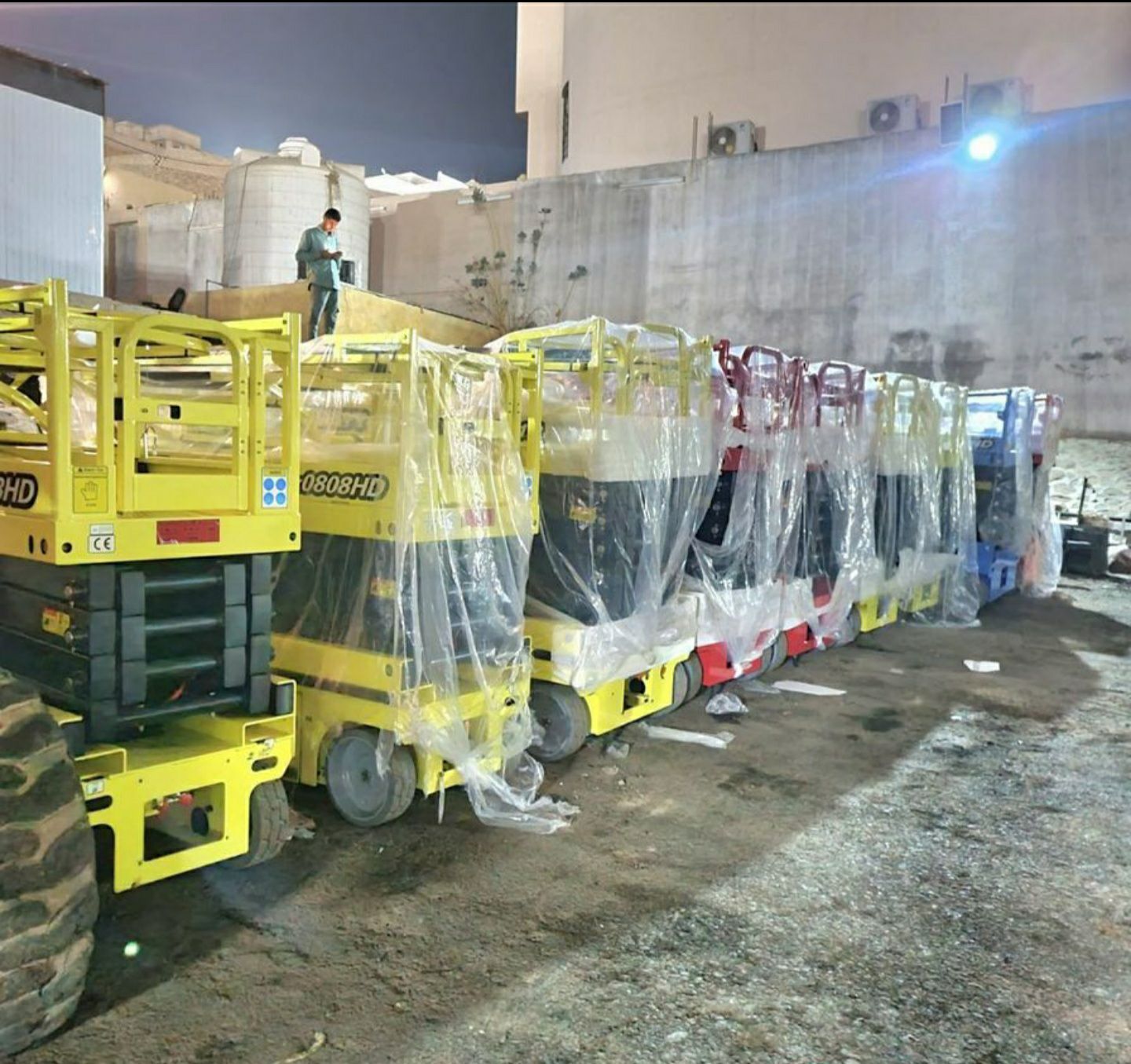 متوفرلدينا سيزرلفت ومان لفت تاورلايت ورافعه شوكية