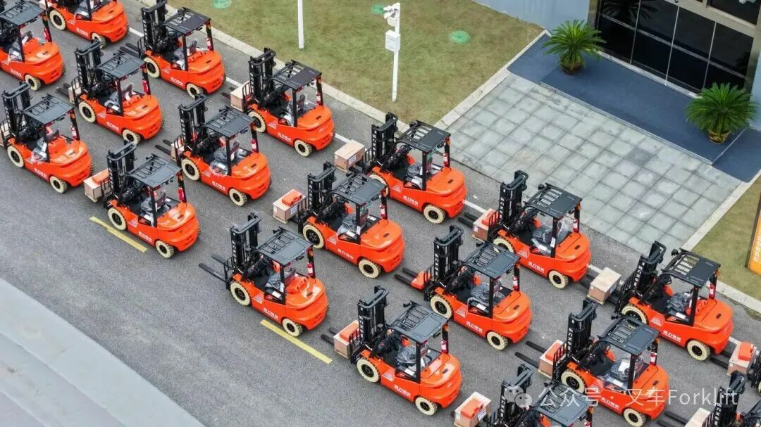 رافعات شوكية للإيجار فوركلفت من 1.5طن الى 30طن مود