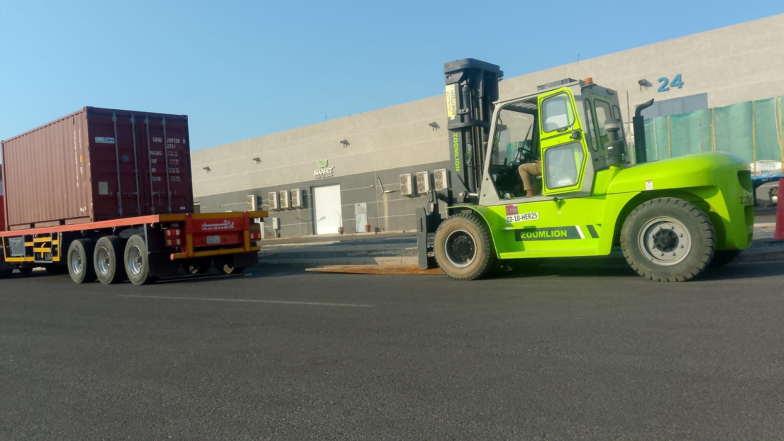 سيزرات ليفت متوفرة للايجار ورافعات شوكية متوفرة لل