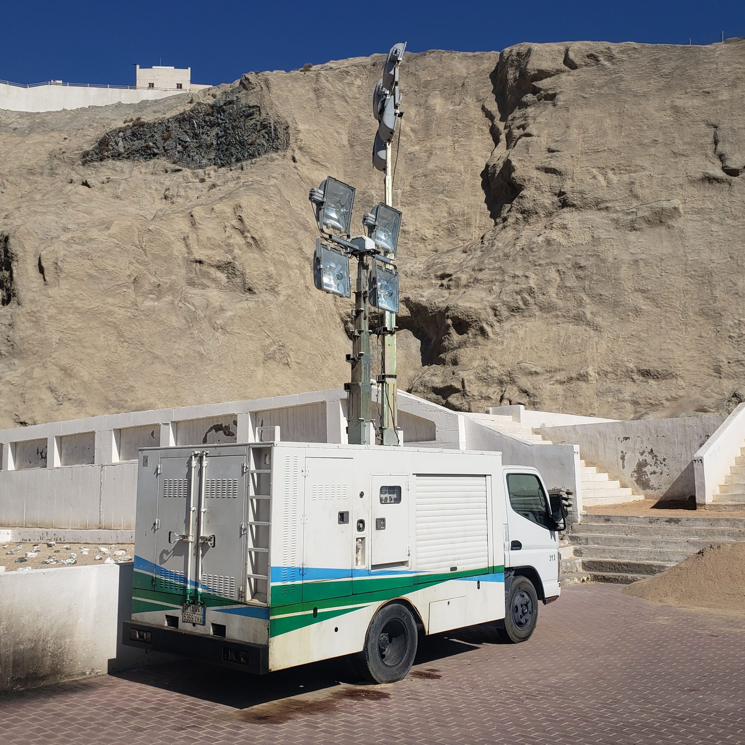 تاور لفت للايجار موديل حديث واسعار مناسبة