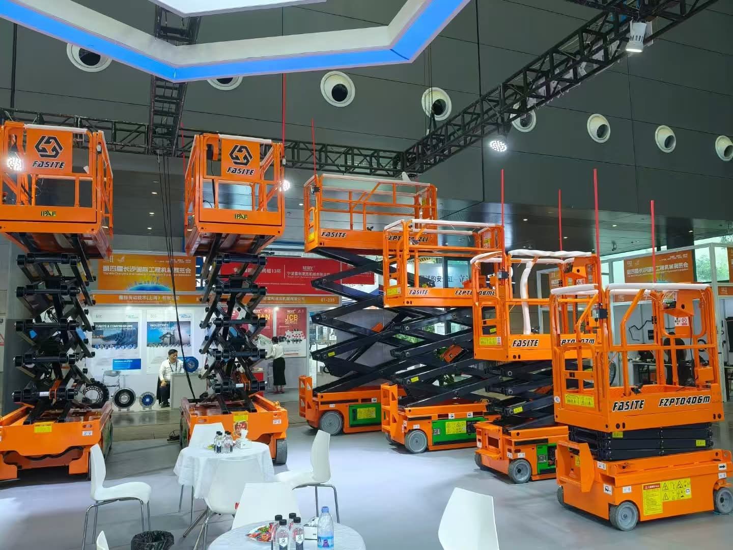 1. *سيزر لفت 6 متر*: موديل حديث للإيجار – ارتفاع 6