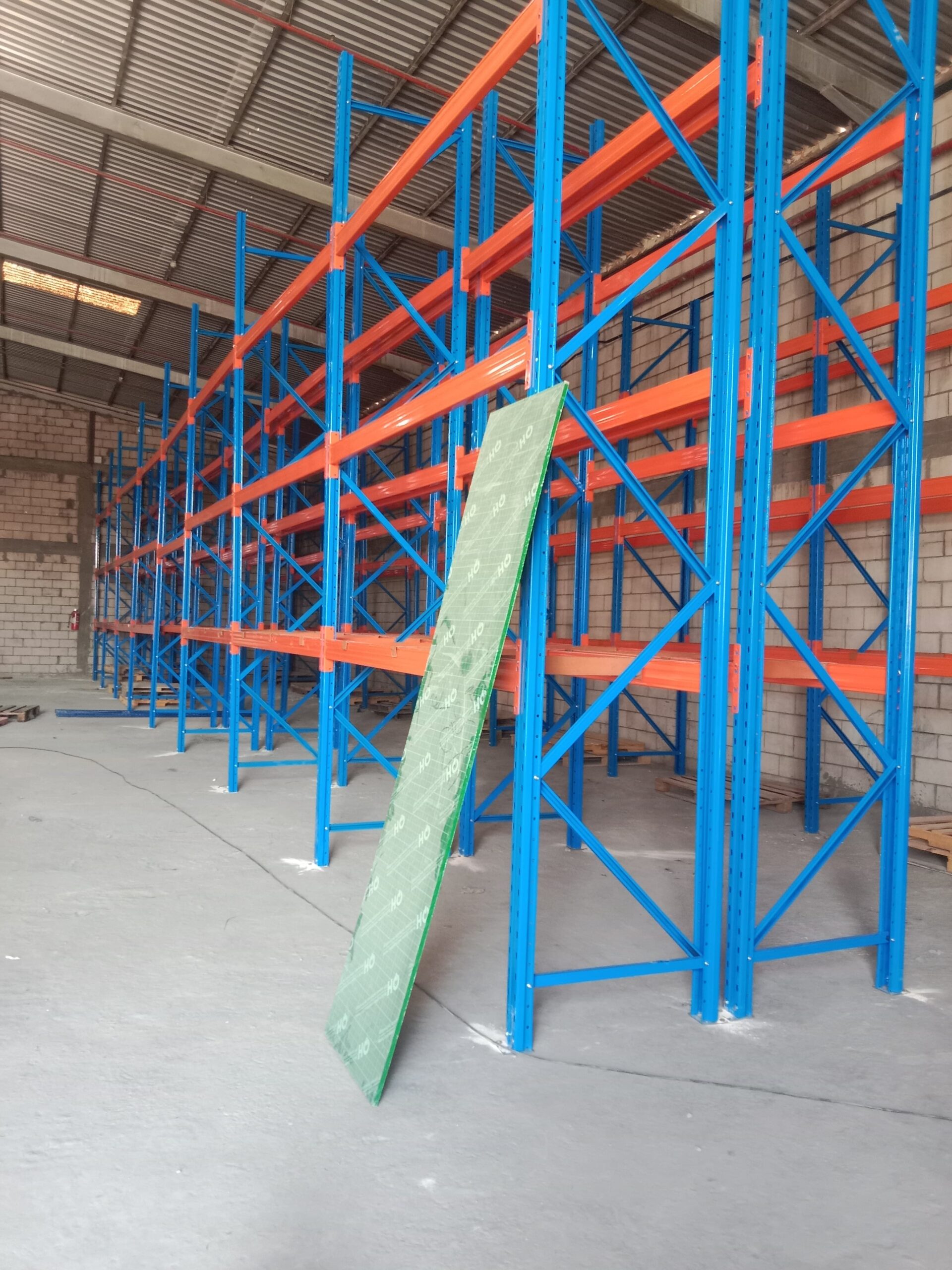 رفوف مستودع وسوبر ماركت طبليات عربيات سلات خضار