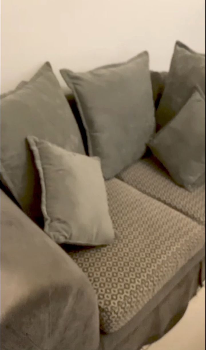 كنبتين مودرن، وكنبة تشسترفيلد