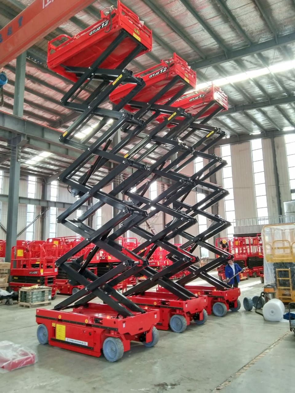 سيزر لفت للايجار بجميع امتارها وانواعه من اكبر حجم