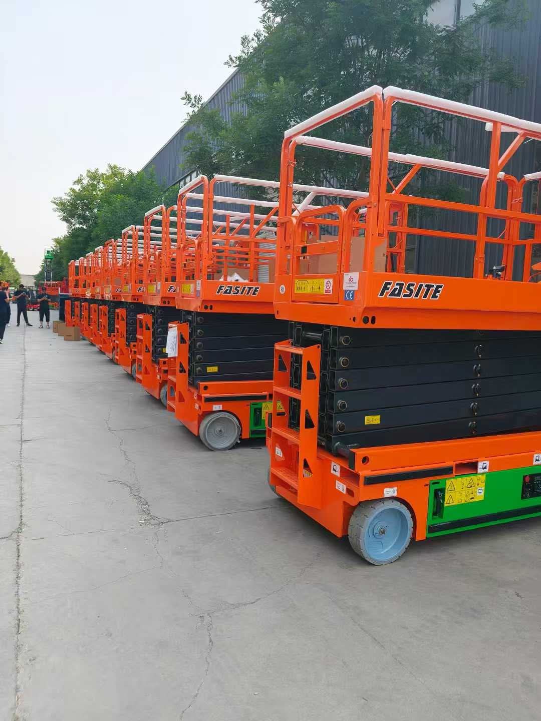 1. *سيزر لفت 6 متر*: موديل حديث للإيجار – ارتفاع 6