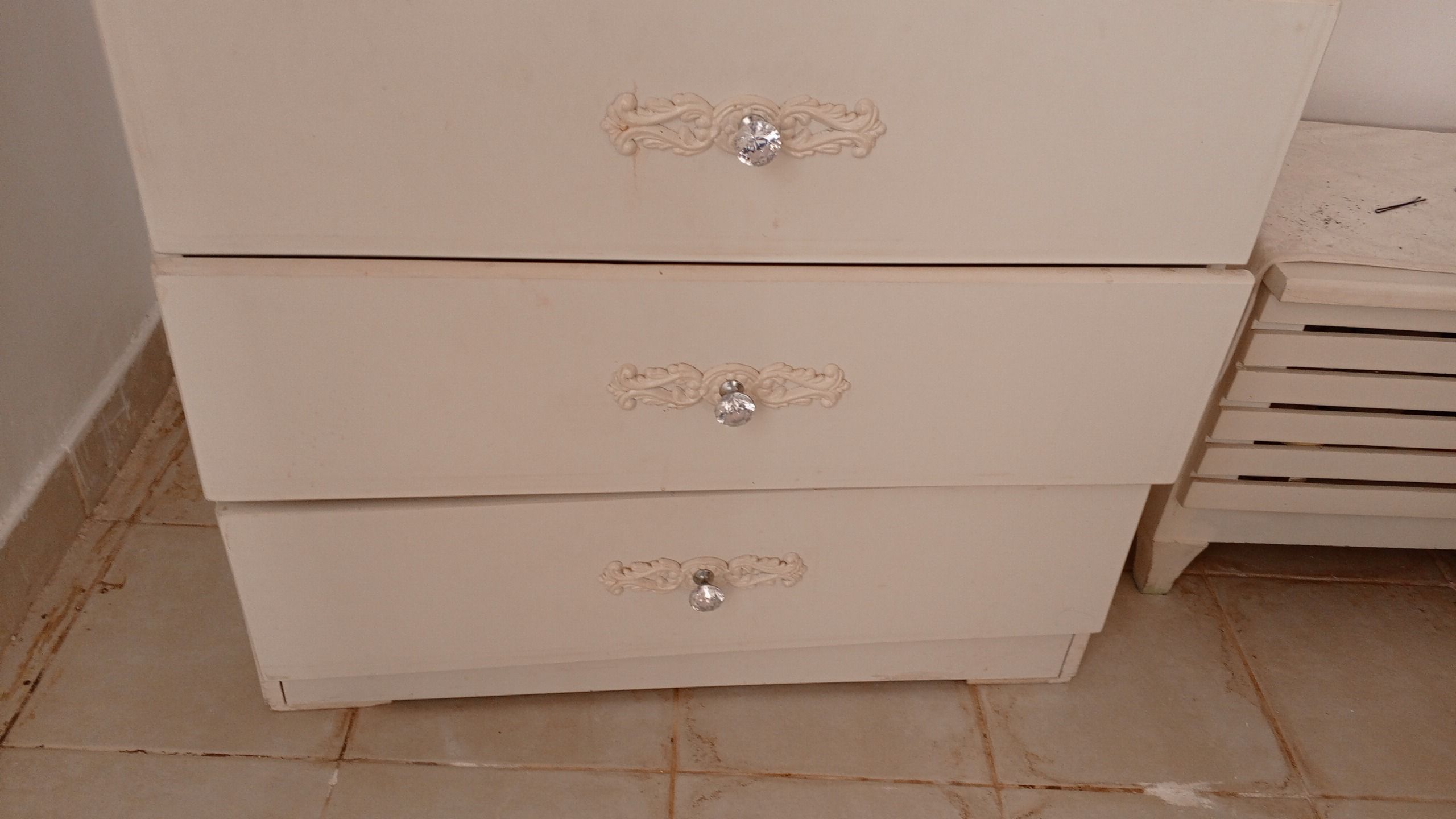 غرفه نوم تسريحه وسرير ومكتب التلفزيون