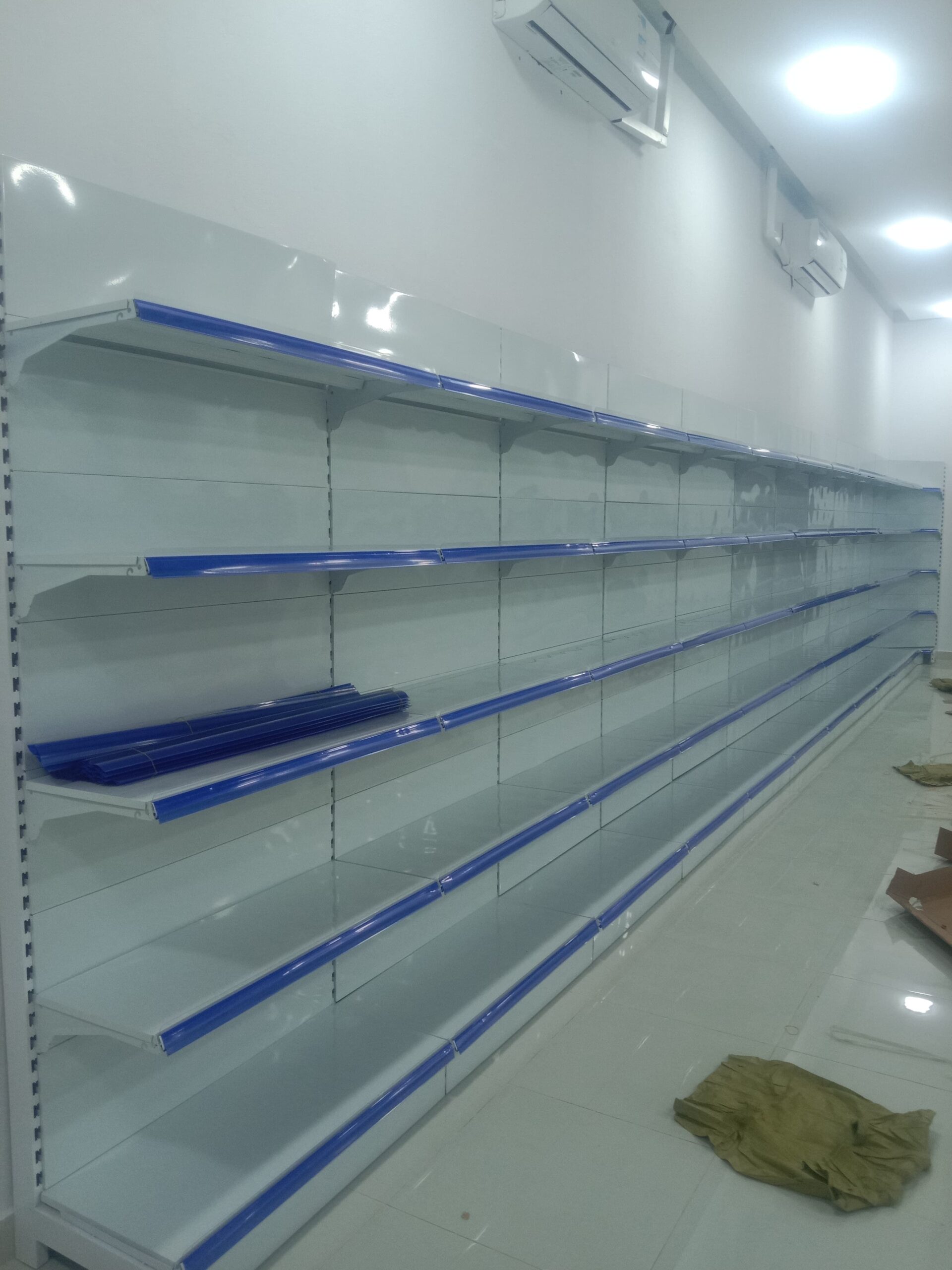 رفوف مستودع وسوبر ماركت طبليات عربيات سلات خضار