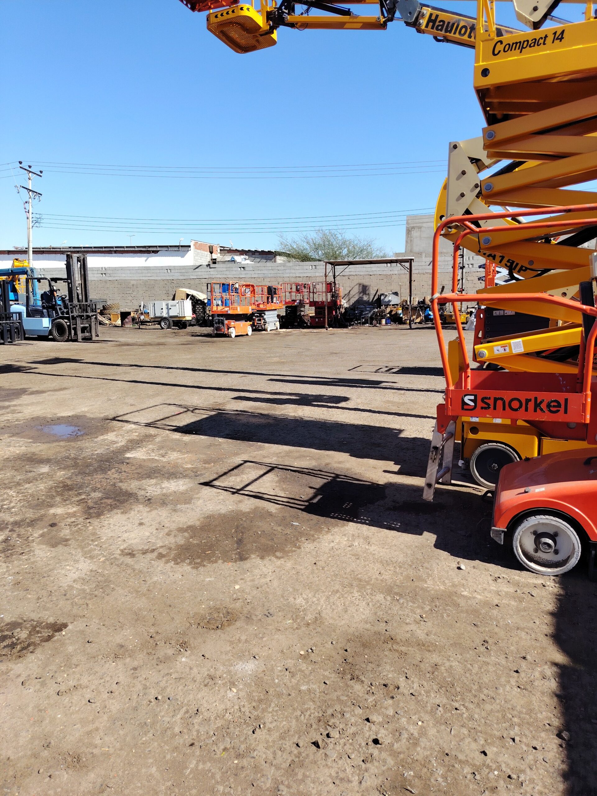 سيزرات ليفت متوفرة للايجار ورافعات شوكية متوفرة لل