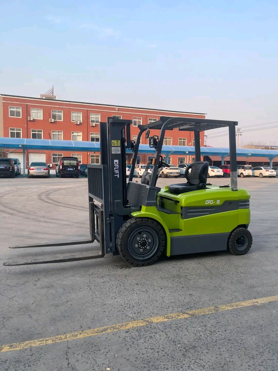 سيزرات ورافعات شوكيه للايجار ،، وكرينات وبوبكات وم