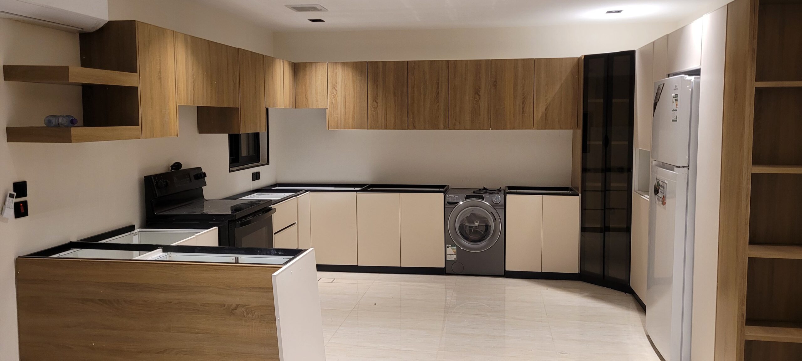 فني المنيوم ومطابخ فك وتركيب وصيانه جميع قطعات الل