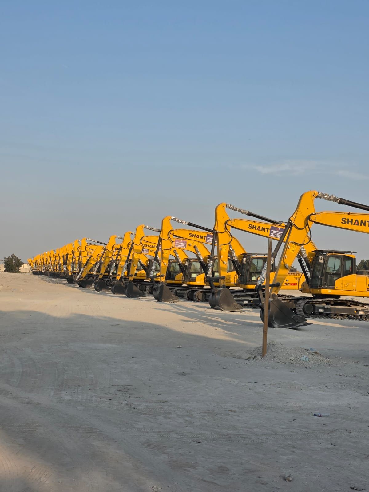 بوكلين دقاق وباكت متوفر للايجار شهري وسنوي