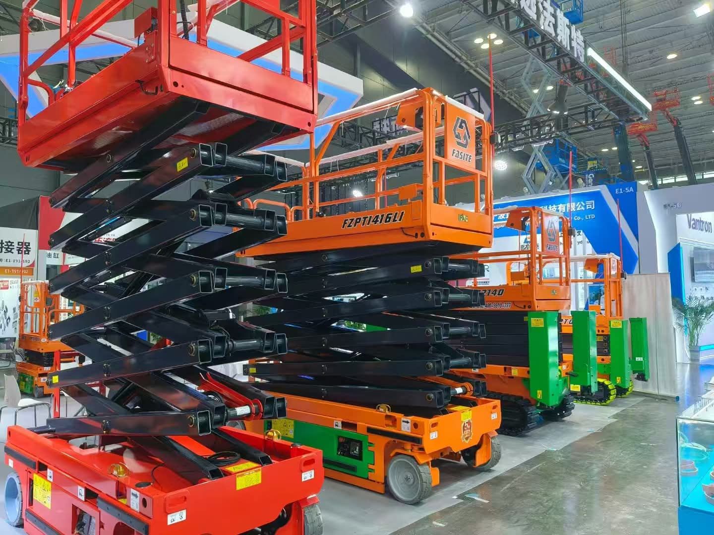 1. *سيزر لفت 6 متر*: موديل حديث للإيجار – ارتفاع 6