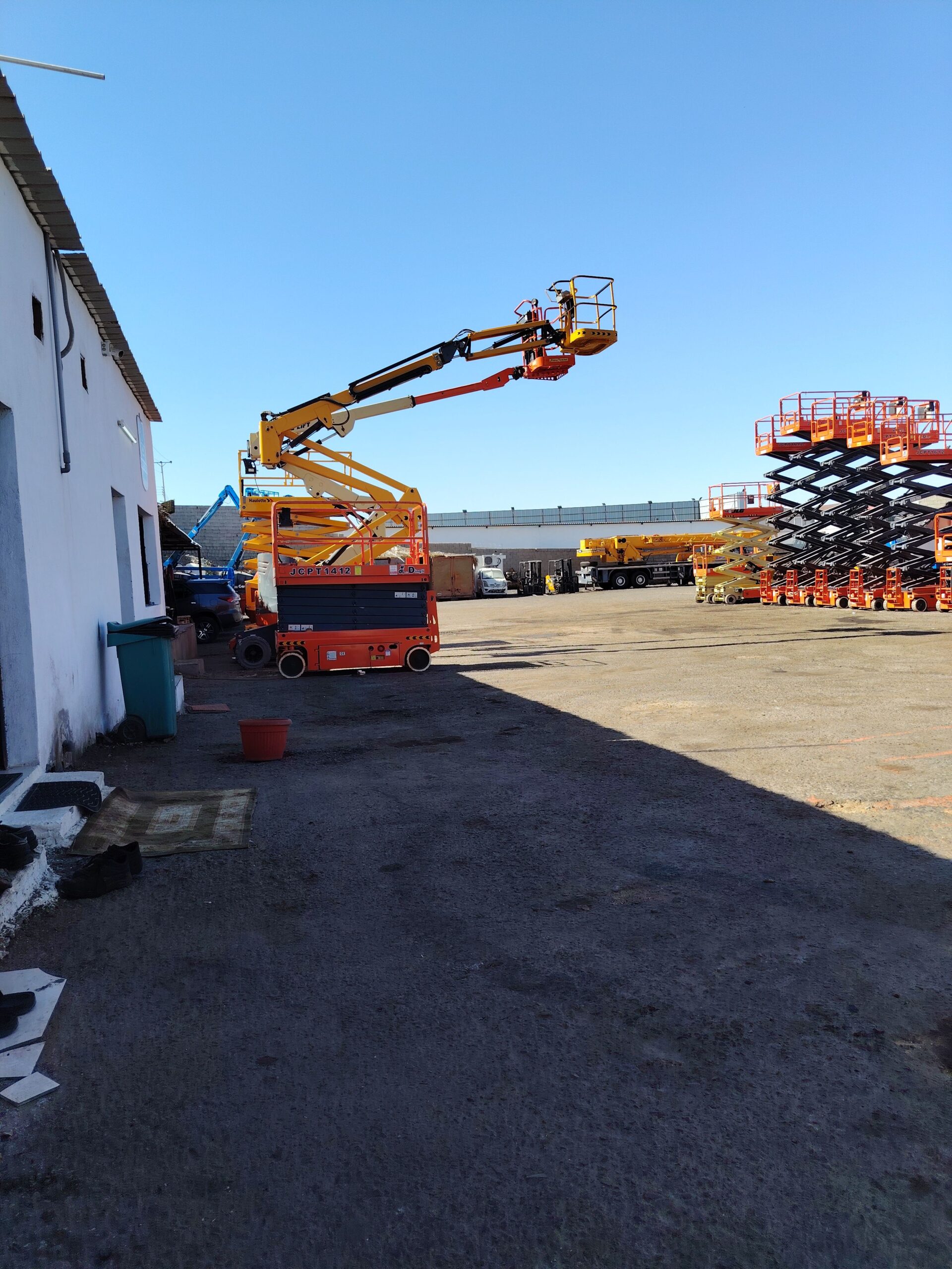 سيزرات ليفت متوفرة للايجار ورافعات شوكية متوفرة لل