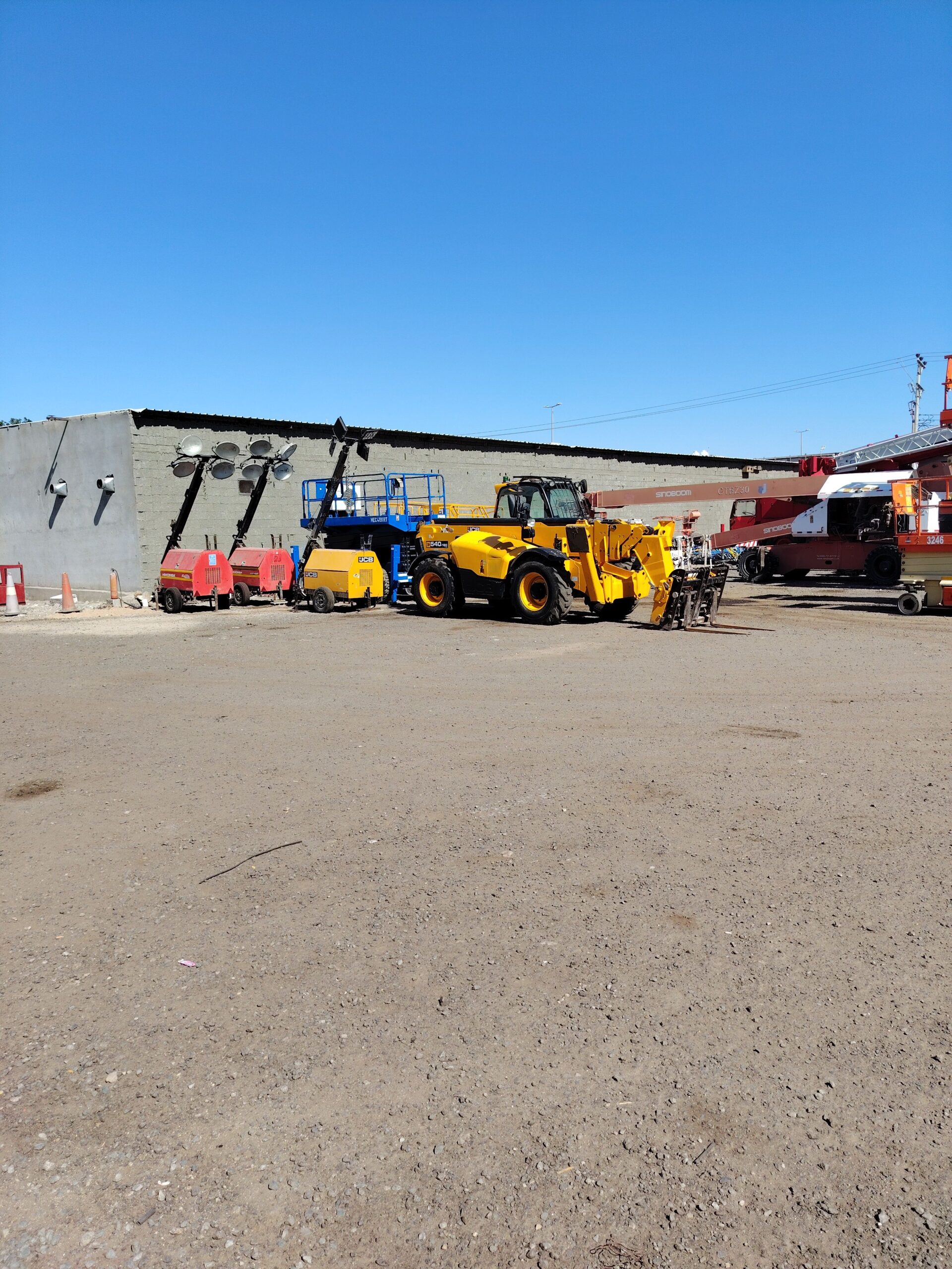 سيزرات ليفت متوفرة للايجار ورافعات شوكية متوفرة لل