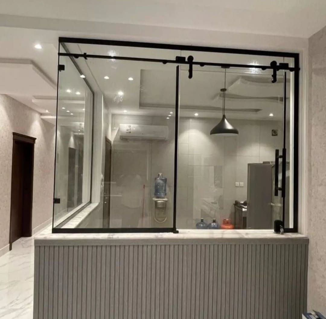 تركيب زجاج سكريت وتركيب شاورات وصيانه ابواب زجاج س