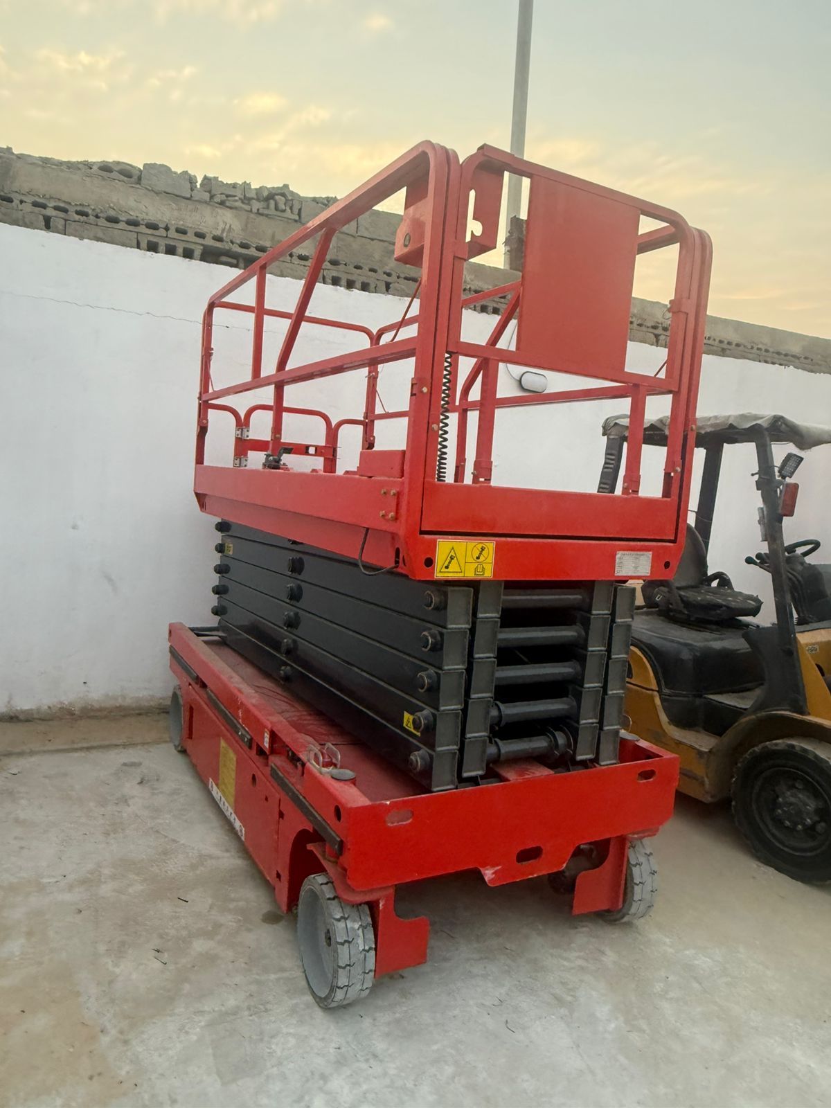 سيزر لفت رافعه مقصيه 12متر 14متر 16متر كهرباء للاي