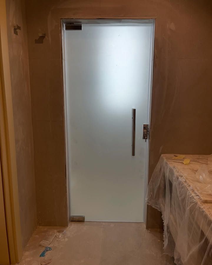 تركيب زجاج سكريت وتركيب شاورات وصيانه ابواب زجاج س