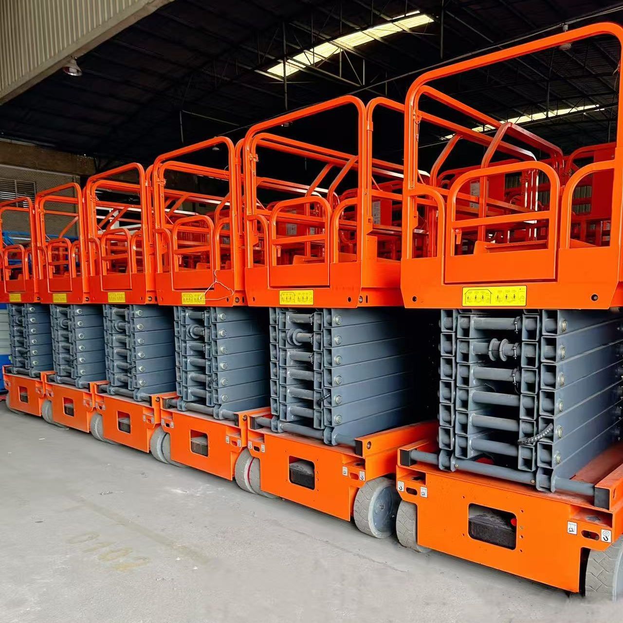 سيزرلفت 12متر كهرباء للايجار موديل حديث رافعه مقصي