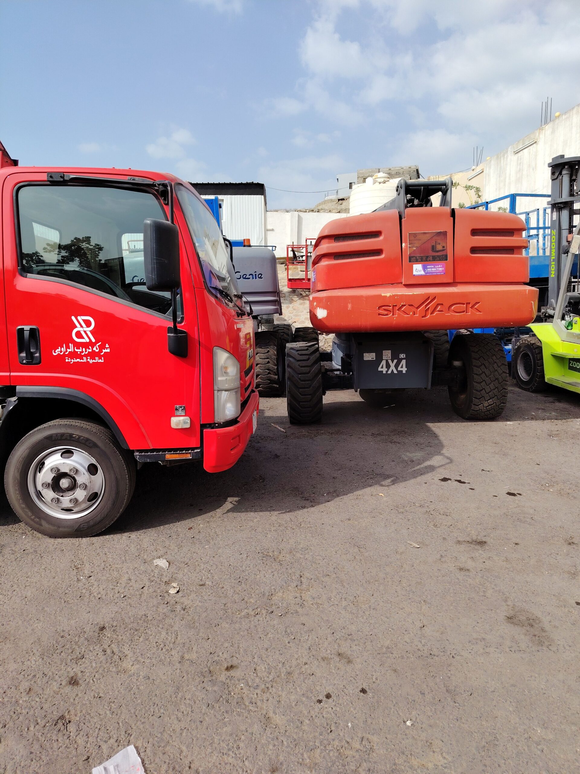 سيزرات ليفت متوفرة للايجار ورافعات شوكية متوفرة لل