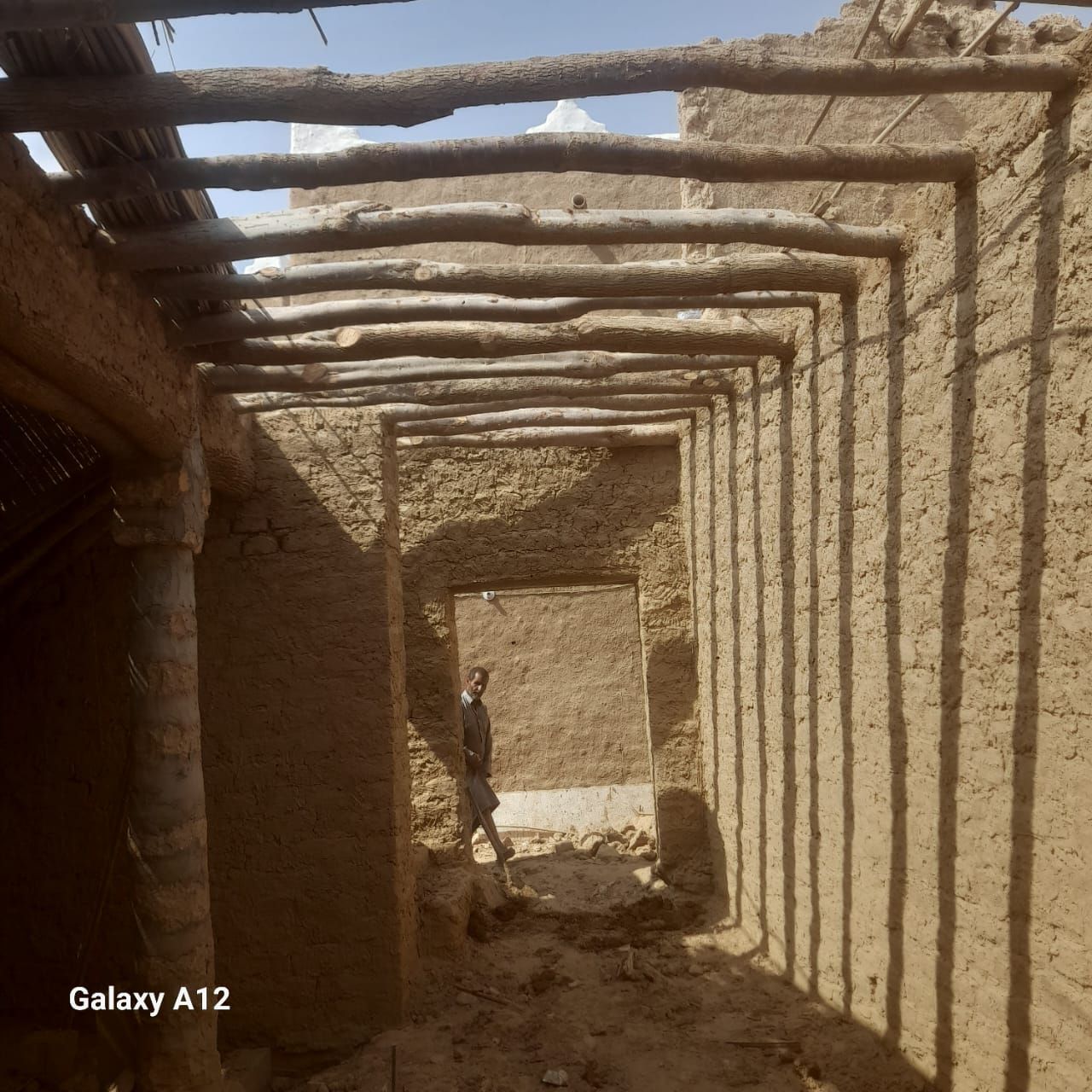 معلم بنا التراث الطين