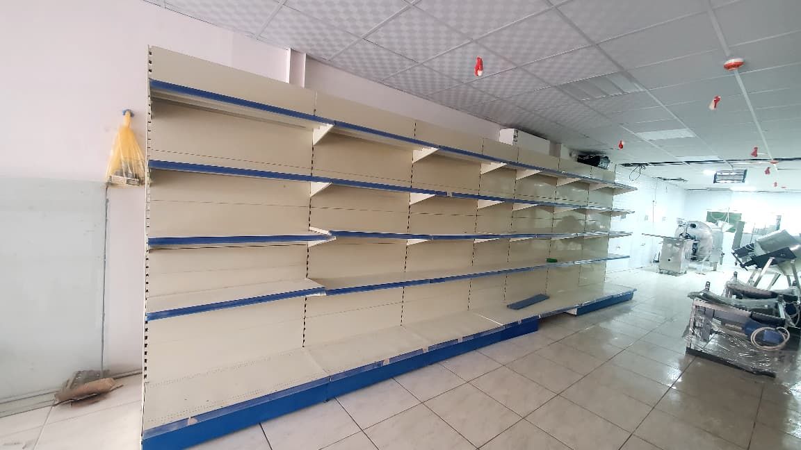 رفوف مستودع وسوبر ماركت طبليات عربيات سلات خضار